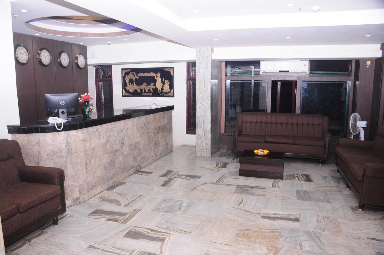 Hotel Surya Rājahmundry Kültér fotó