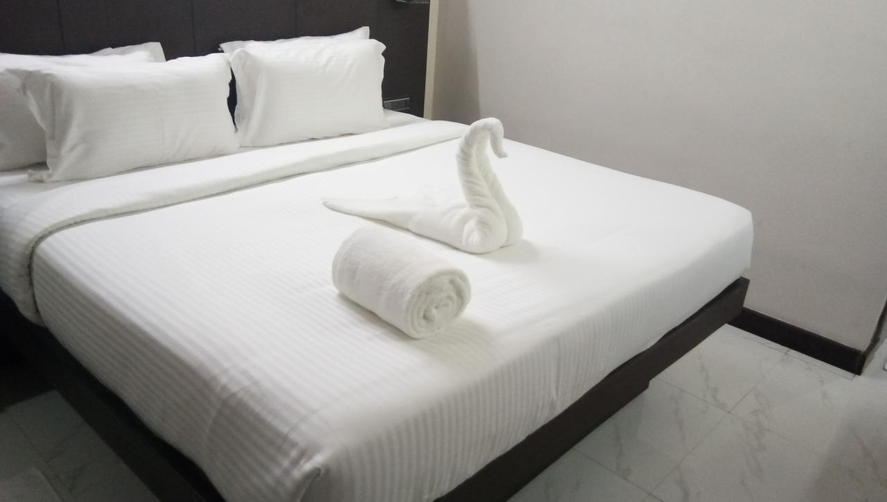 Hotel Surya Rājahmundry Kültér fotó
