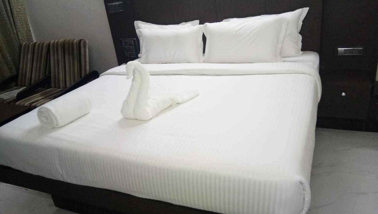 Hotel Surya Rājahmundry Kültér fotó
