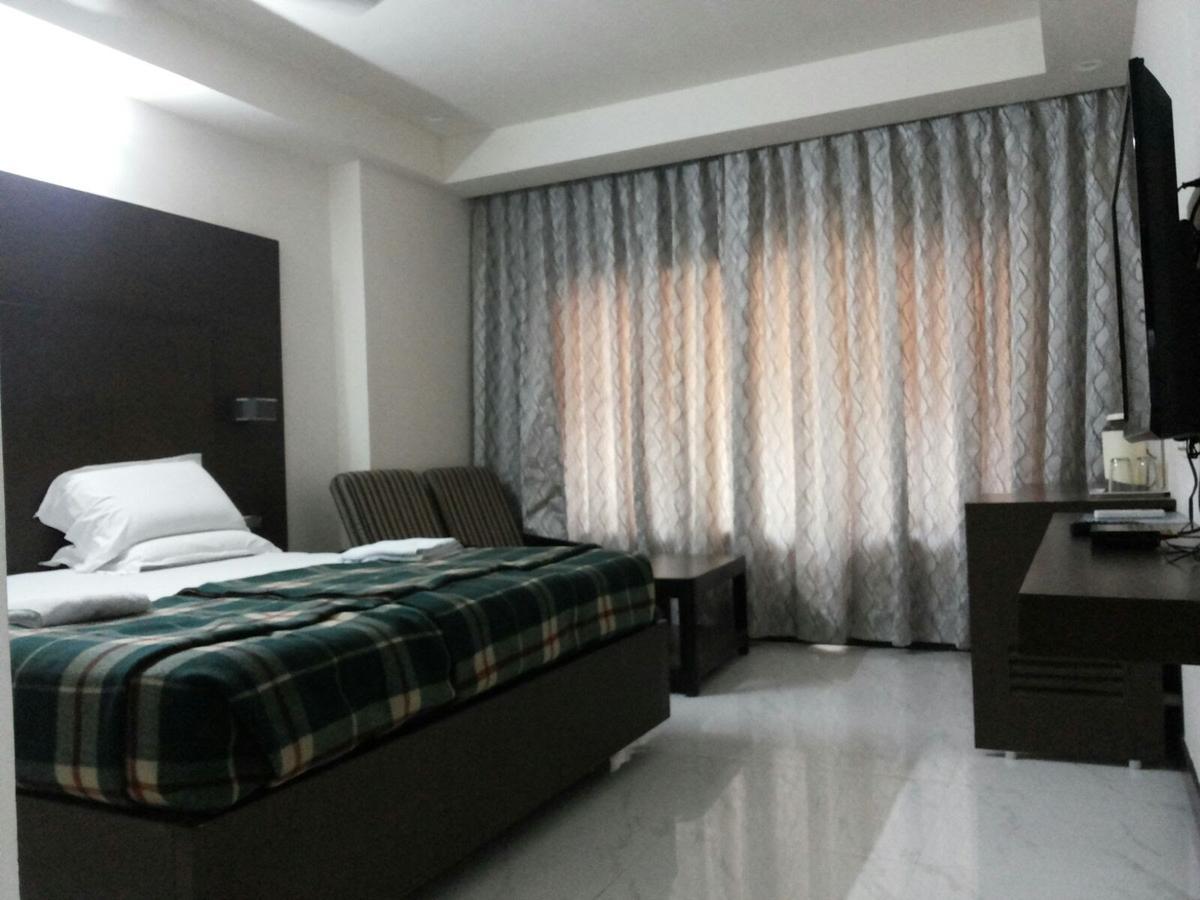 Hotel Surya Rājahmundry Kültér fotó