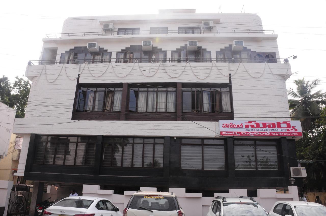 Hotel Surya Rājahmundry Kültér fotó
