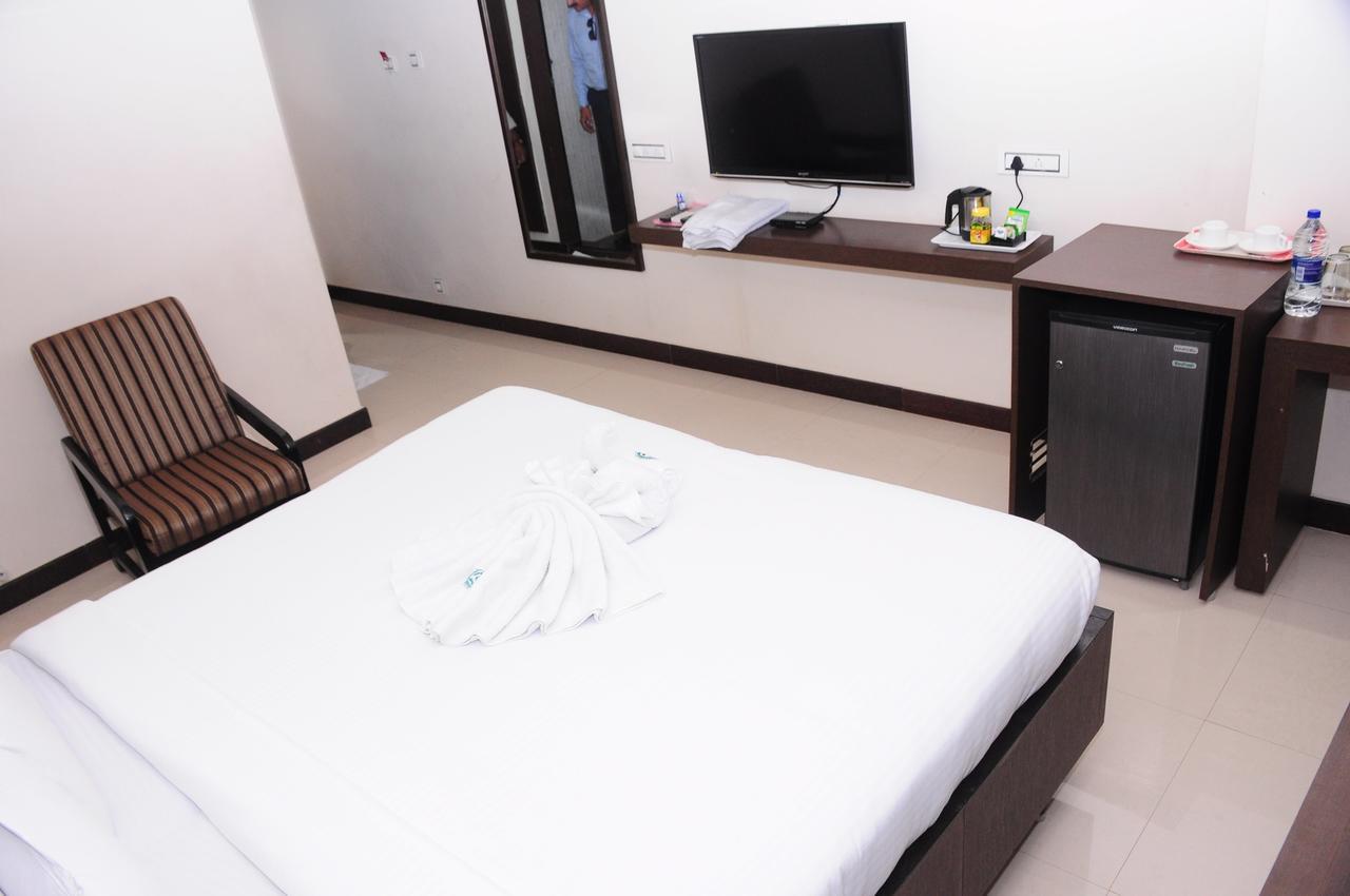 Hotel Surya Rājahmundry Kültér fotó