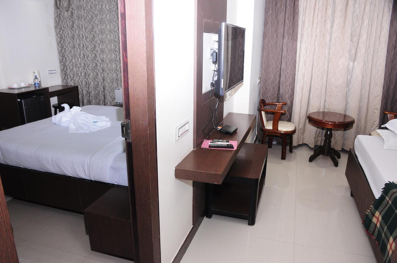 Hotel Surya Rājahmundry Kültér fotó