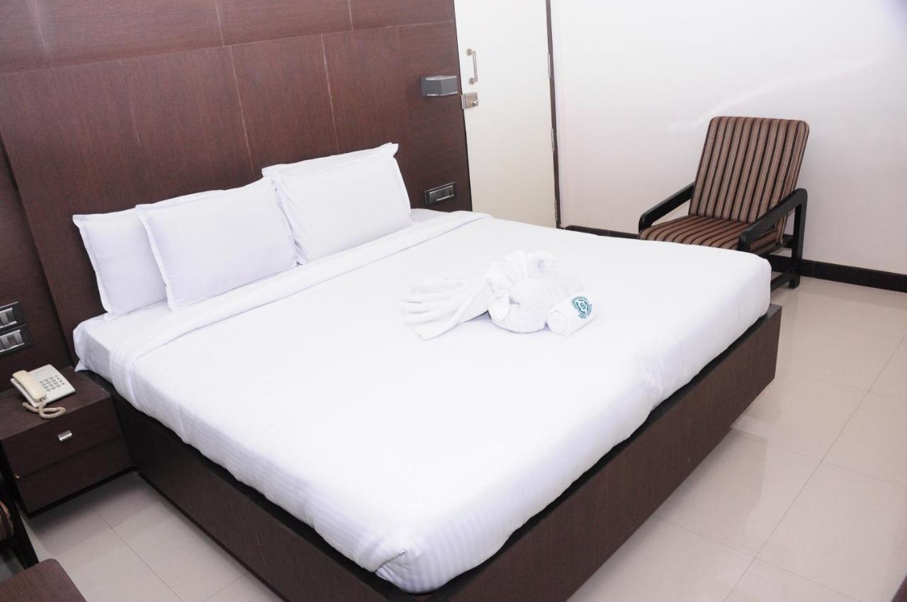 Hotel Surya Rājahmundry Kültér fotó