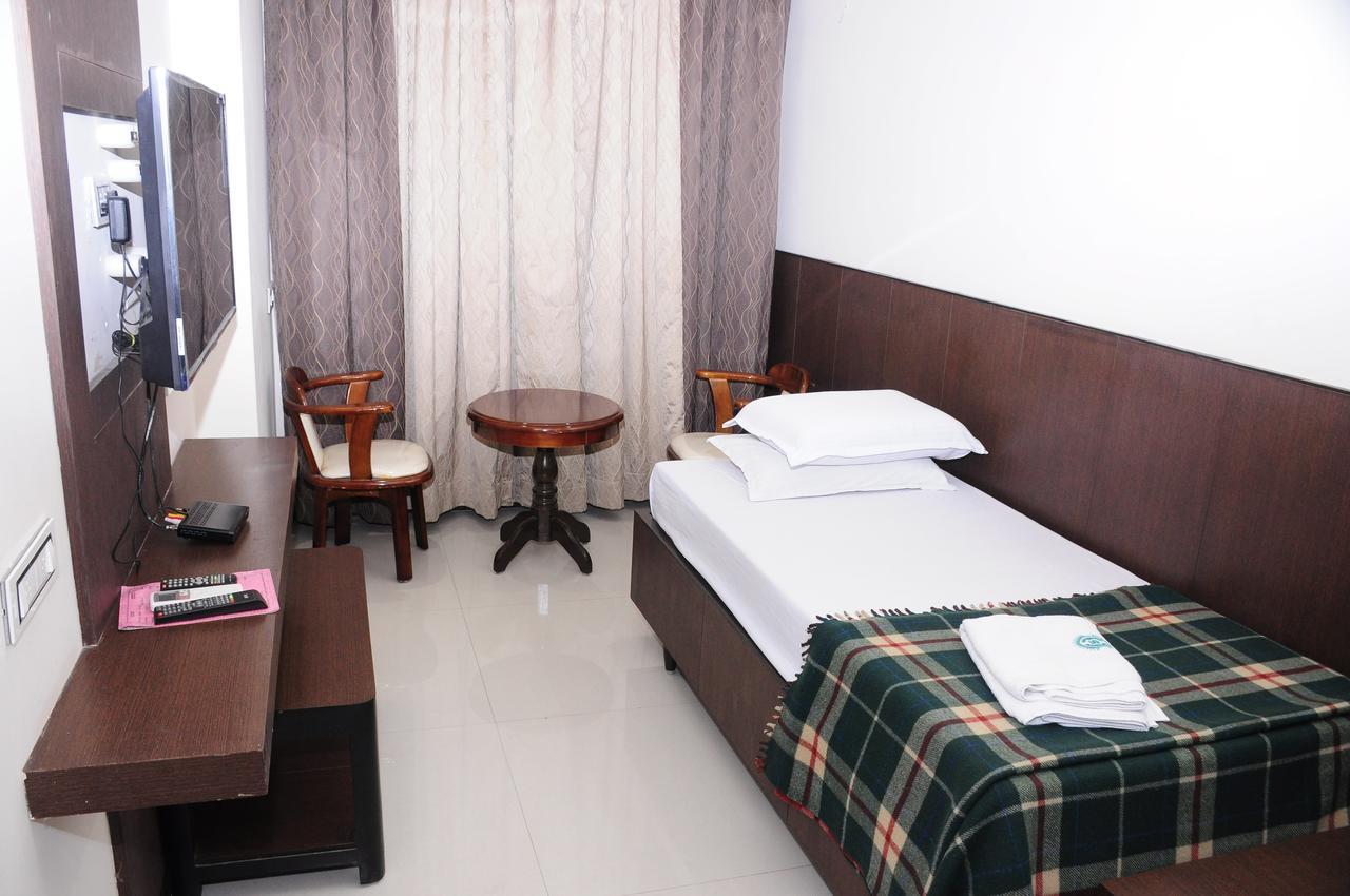 Hotel Surya Rājahmundry Kültér fotó