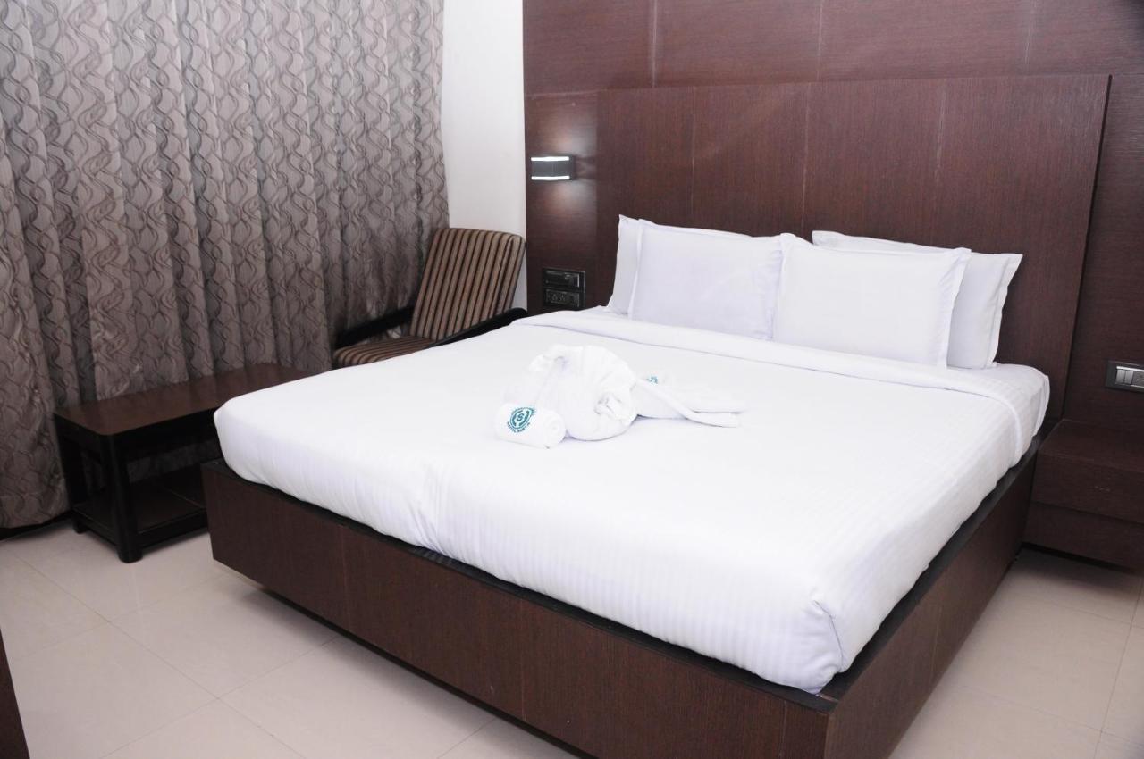 Hotel Surya Rājahmundry Kültér fotó